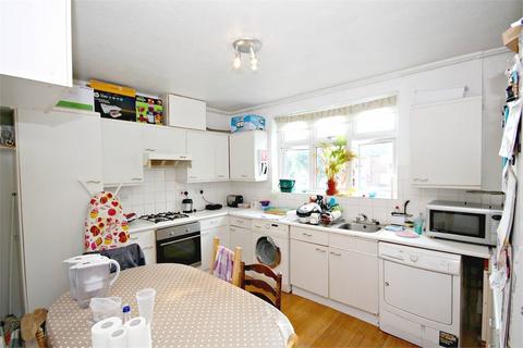 3 bedroom flat to rent, Gladstone Court, Willesden Green
