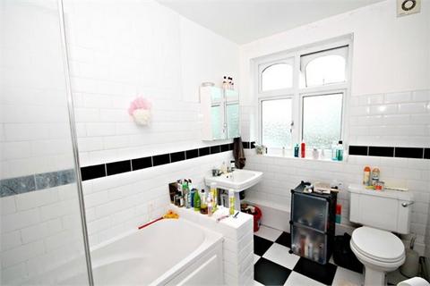 3 bedroom flat to rent, Gladstone Court, Willesden Green