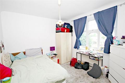 3 bedroom flat to rent, Gladstone Court, Willesden Green