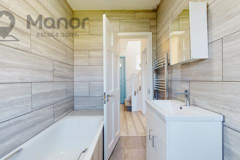 3 bedroom terraced house to rent, Park Avenue, East Ham, E6 2PN