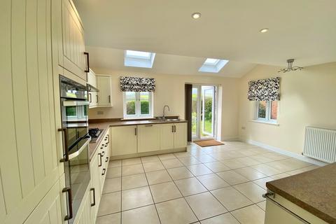 5 bedroom detached house to rent, Cowick Court, Exeter