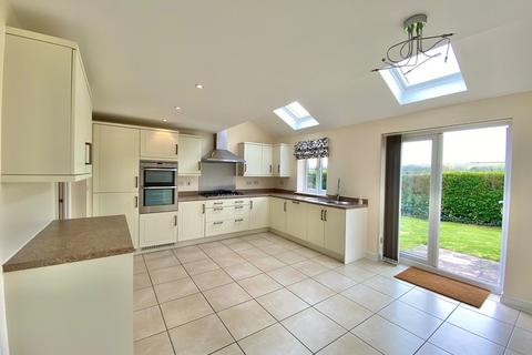 5 bedroom detached house to rent, Cowick Court, Exeter