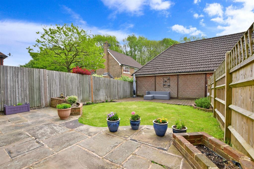 Peregrine Road, Kings Hill, West Malling, Kent 5 bed semidetached