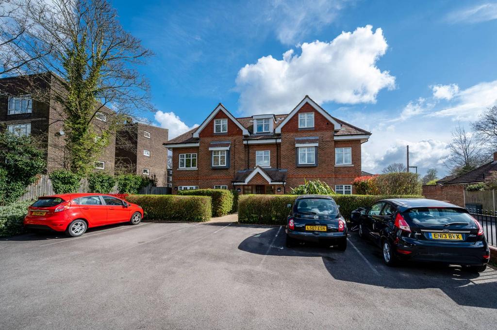 Addlestone Park, Addlestone, KT15 2 bed flat for sale £295,000