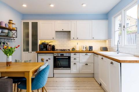 62 Oaklands Grove, London, W12 0JB