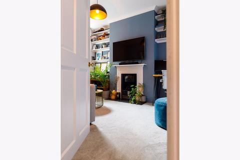 62 Oaklands Grove, London, W12 0JB