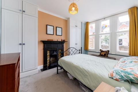 62 Oaklands Grove, London, W12 0JB