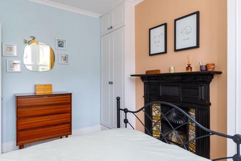 62 Oaklands Grove, London, W12 0JB