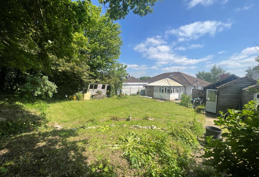Rose Drive, Chesham, Buckinghamshire 3 bed semidetached bungalow for