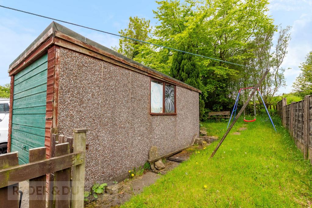 Huddersfield Road, Scouthead, Saddleworth, OL4 2 bed terraced house for