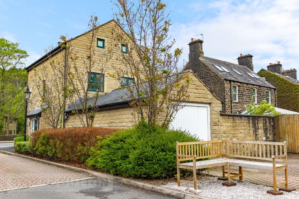High Street, Uppermill, Saddleworth, OL3 4 bed detached house for sale