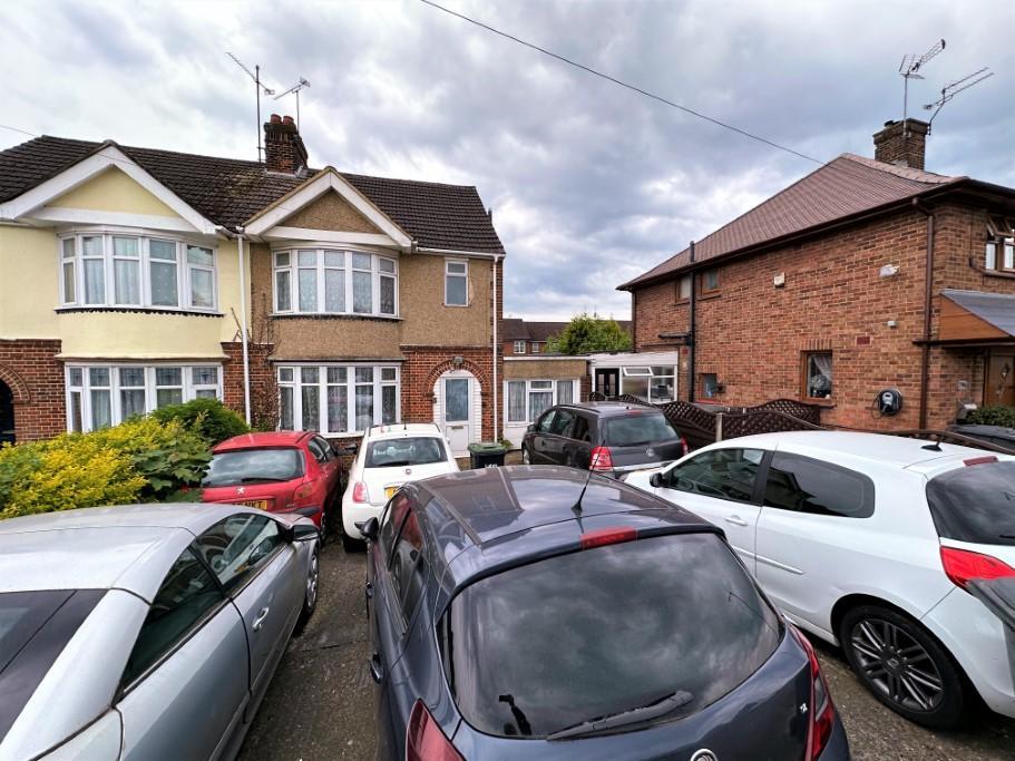 Toddington Road, Luton, LU4 9EA 3 bed semidetached house to rent £