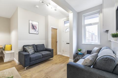 5 bedroom terraced house to rent - Knowle Terrace, Leeds LS4
