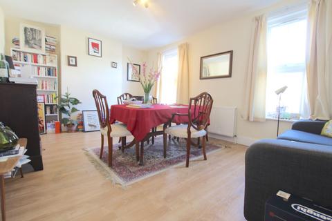 2 bedroom flat to rent, Holmesdale Road, London