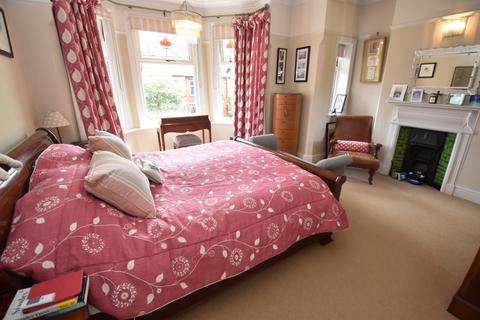 4 bedroom detached house for sale, Barnfield, Urmston, M41
