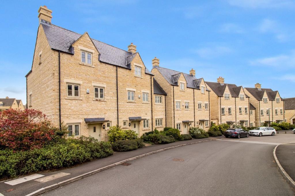 Middle Mead, Cirencester, Gloucestershire, GL7 4 bed terraced house for