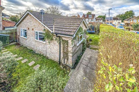 3 bedroom bungalow to rent - Wilmer Close, Kingston Upon Thames, KT2