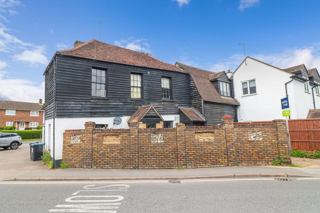 Water Lane, Kings Langley, Herts, WD4 2 bed end of terrace house for