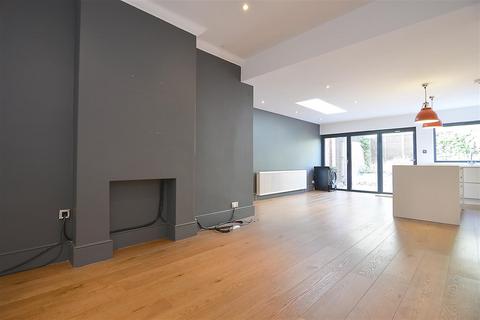 5 bedroom end of terrace house to rent - Temperley Road, Balham, London, SW12