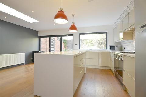 5 bedroom end of terrace house to rent - Temperley Road, Balham, London, SW12