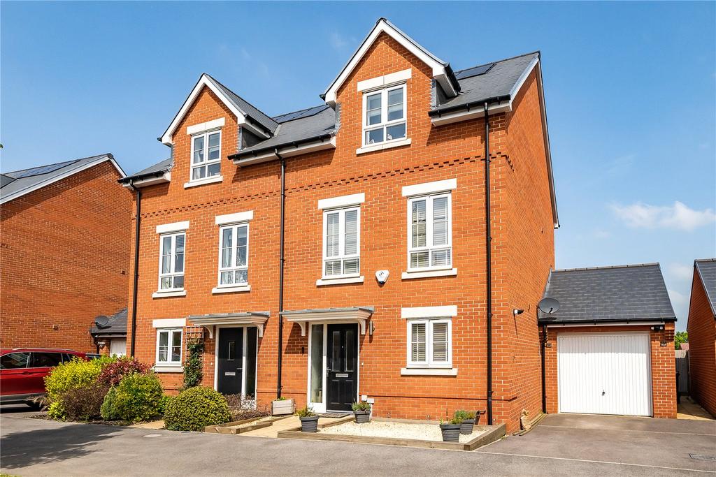 Kingsman Drive, Botley, Southampton... 3 bed semidetached house £435,000