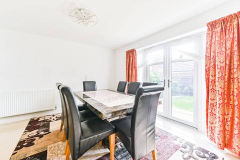 4 Cunningham Drive, Ickenham, Uxbridge, UB10 8FL