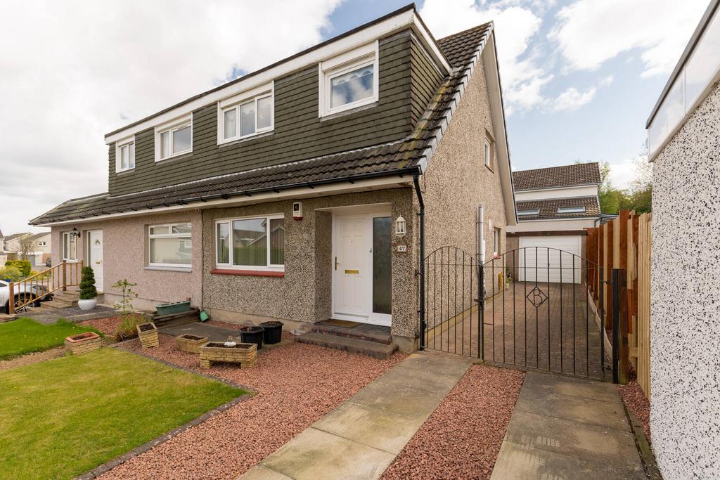 47 Baberton Mains Way, Edinburgh, EH14 3HE 3 bed semidetached house