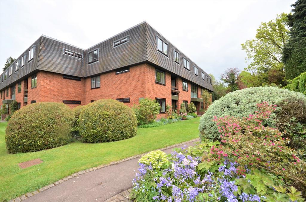 Great Austins, Farnham, Surrey, GU9 3 bed penthouse for sale £450,000