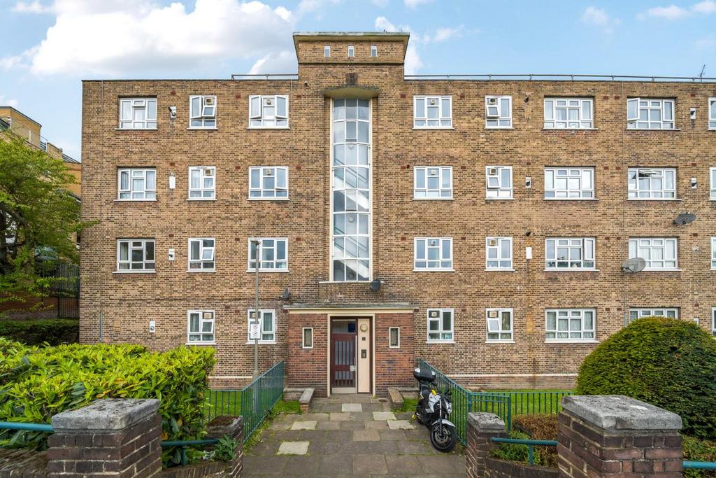 Ashley Crescent, Battersea 3 bed flat for sale £440,000