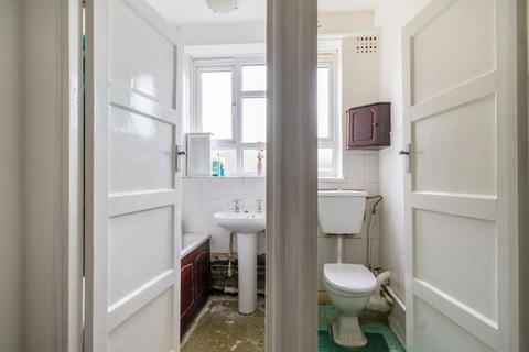 52 Tyneham Close, London, SW11 5XW