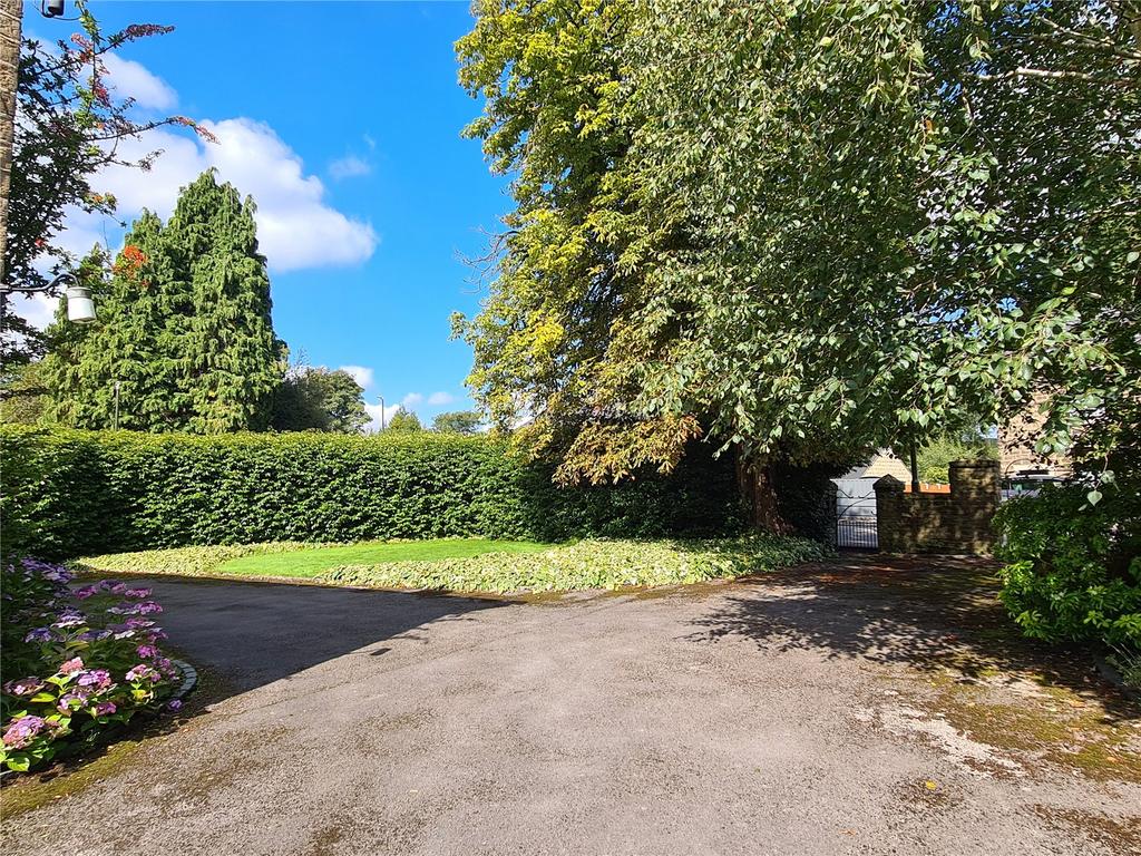 Sheffield Road, Glossop, Derbyshire, SK13 4 bed detached house for sale