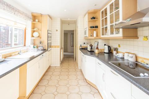 2 bedroom detached bungalow for sale - No onward chain in Hawkhurst