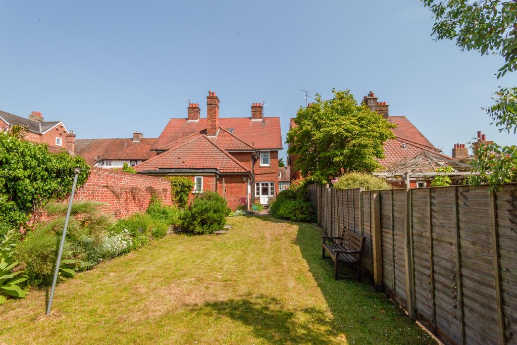 An attractive Edwardian Semi Detached Home In Cen