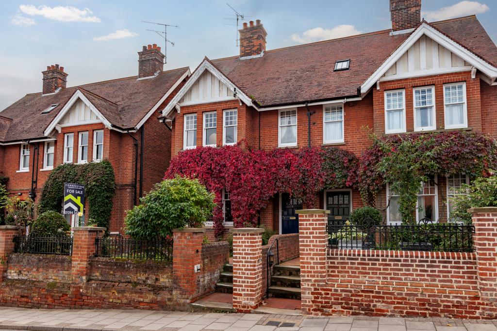 An attractive Edwardian Semi Detached Home In Cen