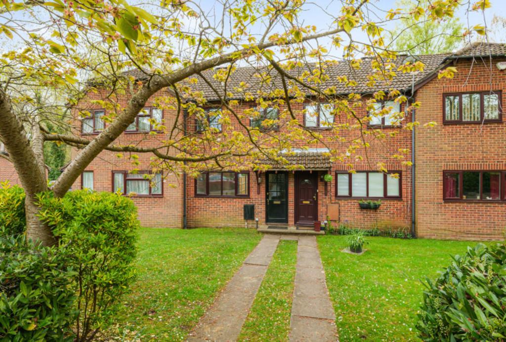 Stanmore Close, Berkshire SL5 2 bed terraced house £1,400 pcm (£323 pw)
