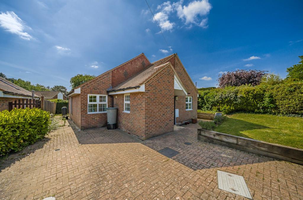 Thorn Road, Wrecclesham, Farnham... 3 bed detached house £2,500 pcm