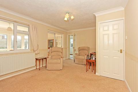 2 bedroom bungalow for sale - Bradfield Avenue, Teynham, Sittingbourne, Kent, ME9