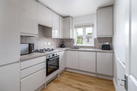 8 Cambridge Square, Redhill, RH1 6TG