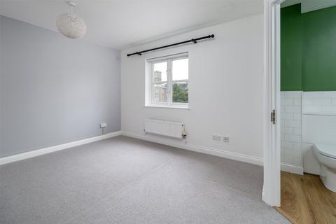 8 Cambridge Square, Redhill, RH1 6TG