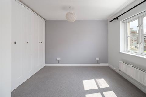 8 Cambridge Square, Redhill, RH1 6TG