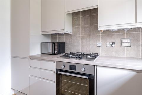 8 Cambridge Square, Redhill, RH1 6TG