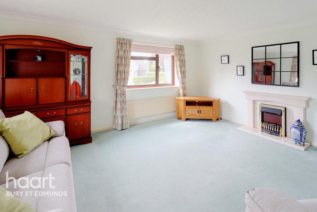 St Andrews Drive, Fornham St Martin, Bury St Edmunds 3 bed detached