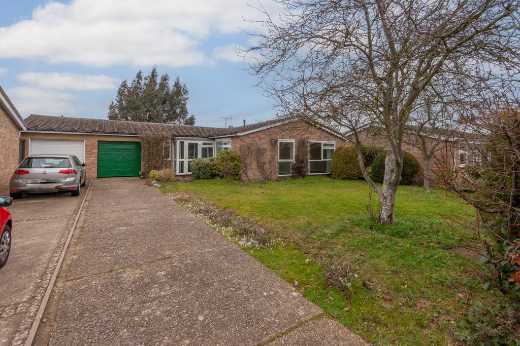 A Spacious, Link Detached Bungalow With No Onward
