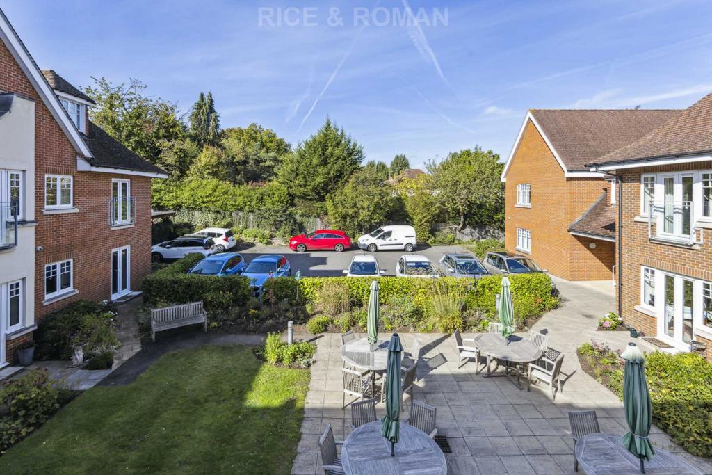 Cobham Road, Leatherhead KT22 2 bed retirement property £419,950