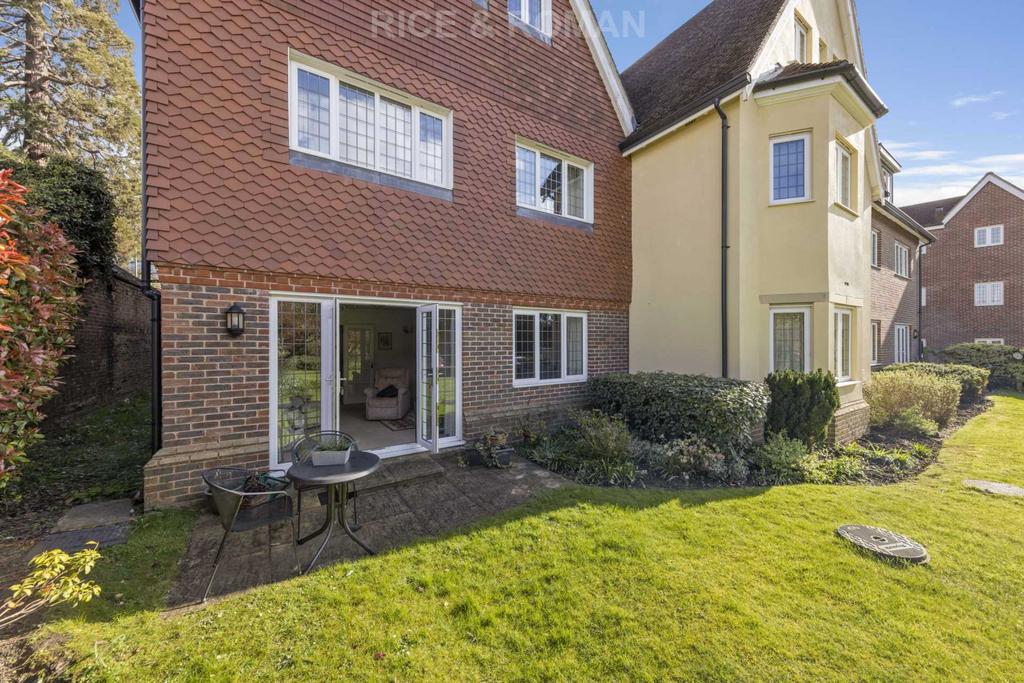 Epsom Road, Leatherhead KT22 2 bed retirement property £425,000