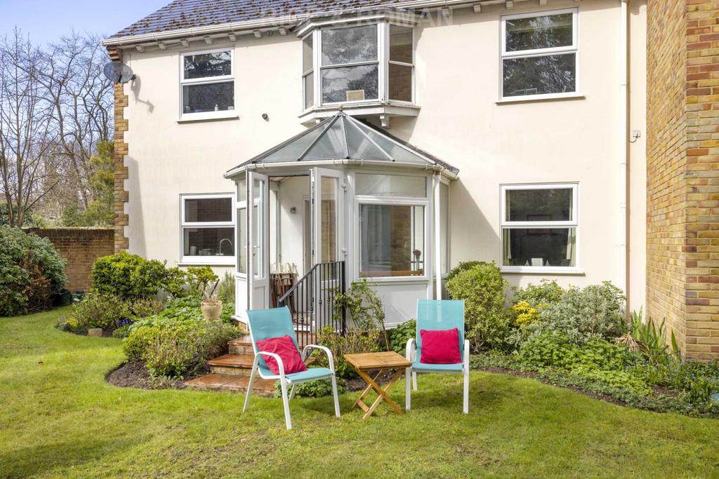 Hall Place Drive, Weybridge KT13 1 bed retirement property £325,000