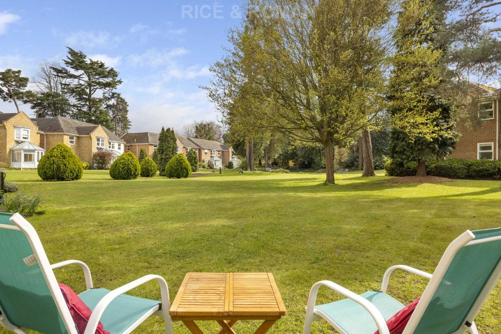 Hall Place Drive, Weybridge KT13 1 bed retirement property £325,000