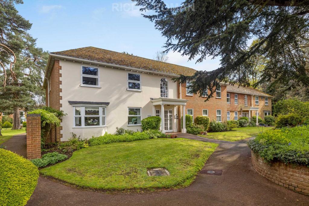 Hall Place Drive, Weybridge KT13 2 bed retirement property £350,000