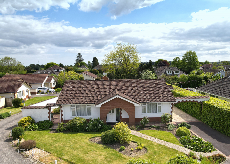 Martindale Avenue, Colehill, Dorset, BH21 2LE 3 bed detached bungalow