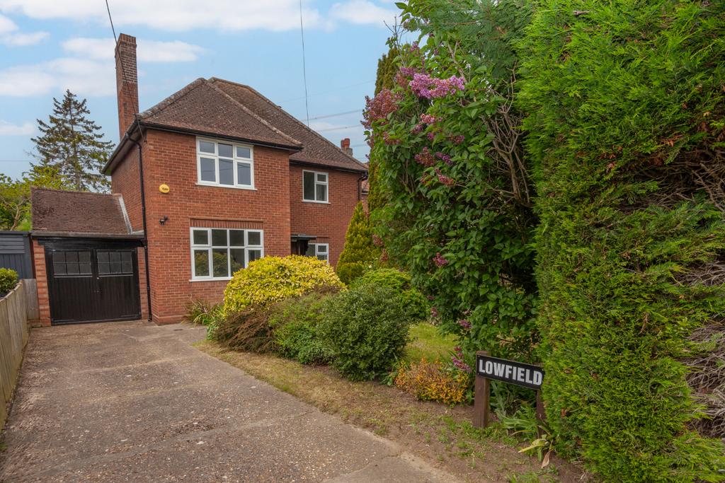 A Spacious Four Bedroom Detached Home In Semi Rur